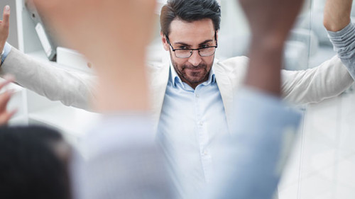 Anzugtraeger-Team-210982113-FO-ASDF