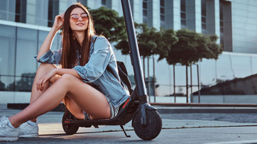 Frau-auf-E-Scooter-274108044-FO-Fxquadro