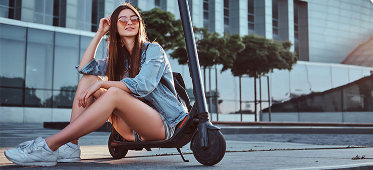 Frau-auf-E-Scooter-274108044-FO-Fxquadro