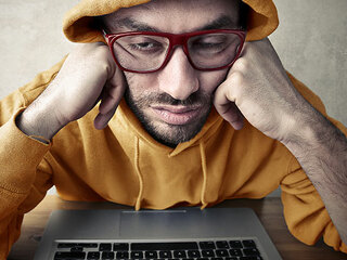 Trauriger-Kapuzentraeger-Laptop-97329198-FO-olly