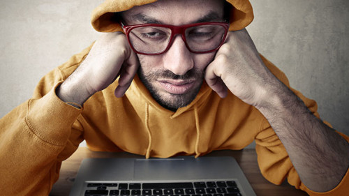 Trauriger-Kapuzentraeger-Laptop-97329198-FO-olly