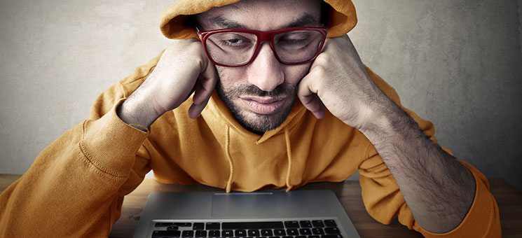 Trauriger-Kapuzentraeger-Laptop-97329198-FO-olly