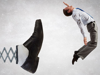 Fuß-tritt-Anzugtraeger-98171152-FO-Sergey-Nivens