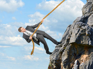 Anzugtraeger-Seil-Berg-110885751-FO-cherezoff