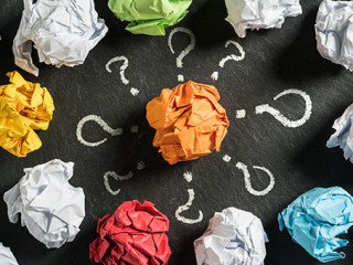 Zerknuelltes-Papier-Fragezeichen-188546671-FO-fotogestoeber