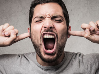 Mann-haelt-Ohren-zu-208502607-FO-olly