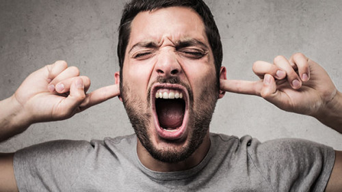 Mann-haelt-Ohren-zu-208502607-FO-olly