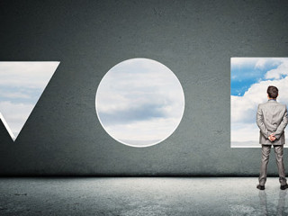 Anzugtraeger-verschiedene-Fenster-123428691-FO-tiero