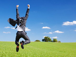 Jubelnder-Anzugtraeger-51505475-FO-contrastwerkstatt