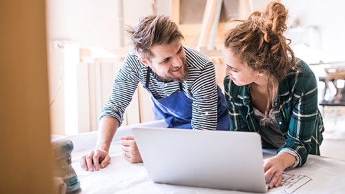 Paar-Laptop-Schreiner-188230607-AS-Halfpoint