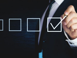 Anzugtraeger-kreuzt-Kaestchen-an-225882351-AS-andranik123