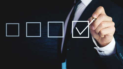 Anzugtraeger-kreuzt-Kaestchen-an-225882351-AS-andranik123