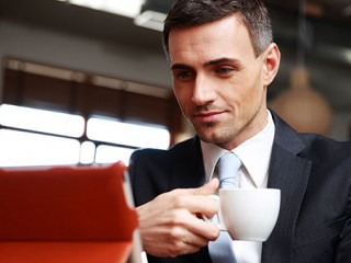 Anzugtraeger-Kaffee-Tablet-63009340-AS-Drobot-Dean