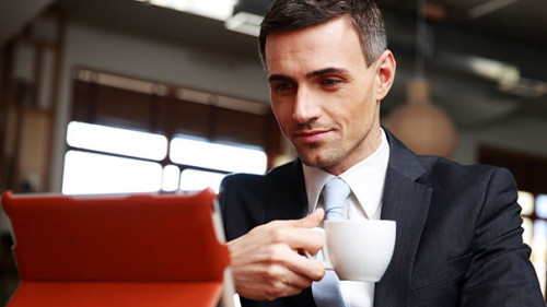 Anzugtraeger-Kaffee-Tablet-63009340-AS-Drobot-Dean