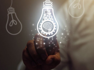 Mann-Gluehbirne-Zahnraeder-271716711-AS-Urupong