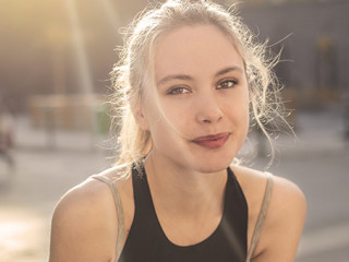 Junge-Frau-203758212-FO-olly