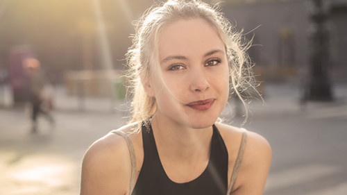 Junge-Frau-203758212-FO-olly