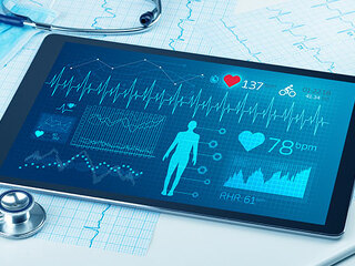 Stethoskop-Tablet-Gesundheit-253723818-AS-ra2-studio