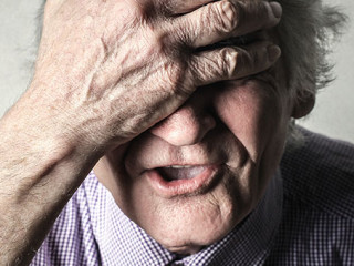 Senior-Hand-an-Stirn-79370528-FO-olly