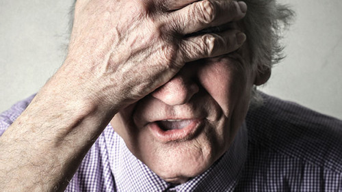 Senior-Hand-an-Stirn-79370528-FO-olly