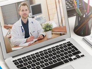 Arzt-Laptop-Video-Chat-250877142-AS-Proxima-Studio