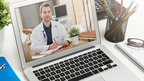 Arzt-Laptop-Video-Chat-250877142-AS-Proxima-Studio