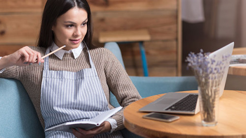 Frau-Schuerze-Laptop-126226850-AS-zinkevych