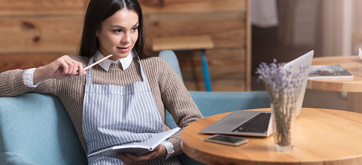 Frau-Schuerze-Laptop-126226850-AS-zinkevych