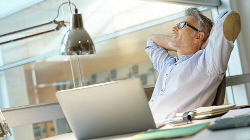 Anzugtraeger-Laptop-entspannt-184259762-AS-goodluz