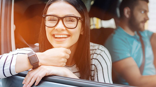 Paar-in-Auto-163008049-AS-zinkevych