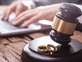 Laptop-Richter-Hammer-Ringe-193521945-FO-Andrey-Popov