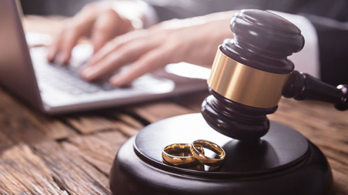 Laptop-Richter-Hammer-Ringe-193521945-FO-Andrey-Popov