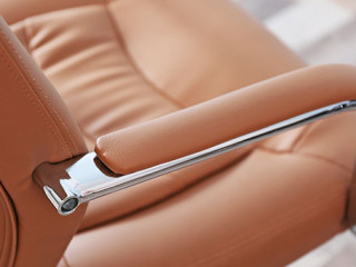 Buero-Sessel-111354308-AS-Africa-Studio