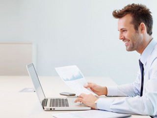 Anzugtraeger-Laptop-Diagramme-62779233-AS-baranq