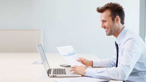 Anzugtraeger-Laptop-Diagramme-62779233-AS-baranq