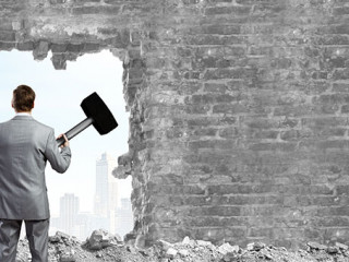 Anzugtraeger-Hammer-Wand-66810951-AS-Sergey-Nivens