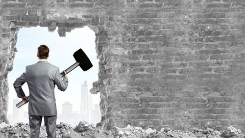 Anzugtraeger-Hammer-Wand-66810951-AS-Sergey-Nivens