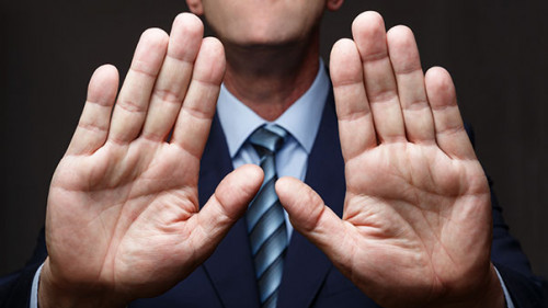 Anzugtraeger-abwehrend-178247848-AS-rs31