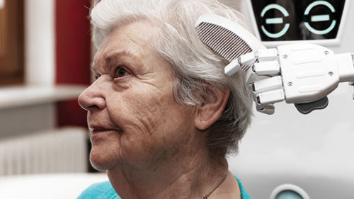 Seniorin-Roboter-284791191-AS-M-Doerr-&-M-Frommherz