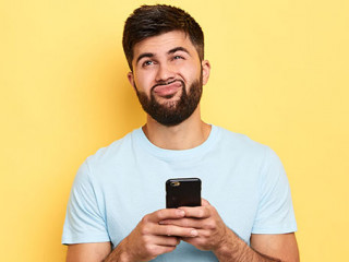 Mann-Smartphone-skeptisch-284005658-AS--the-faces