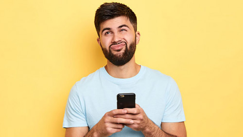 Mann-Smartphone-skeptisch-284005658-AS--the-faces