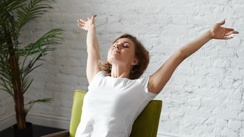 Frau-streckt-sich-169471232-AS-Anatoliy-Karlyuk