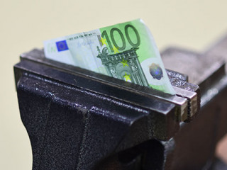 Hunderter-in-Schraubstock-205296059-AS--tverdohlib