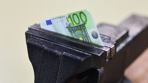 Hunderter-in-Schraubstock-205296059-AS--tverdohlib