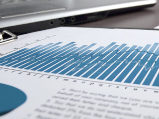 Laptop-Diagramme-Papier-225277928-AS-yurolaitsalbert