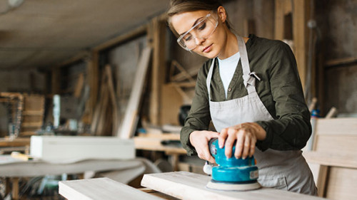 Schreinerin-schleift-142472336-AS-pressmaster