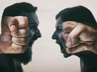 Paar-schreit-sich-an-171991155-FO-svetazi