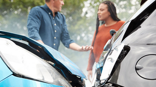 Fahrer-Streit-Autounfall-273702816-AS-Monkey-Business