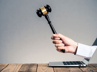 Hans-Richter-hammer-aus-Laptop-156485168-AS-beeboys