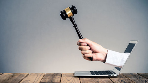 Hans-Richter-hammer-aus-Laptop-156485168-AS-beeboys